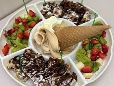 Воздушные вафли с мороженым и фруктами