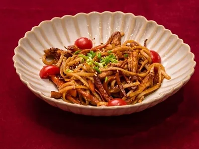 Вок с лапшой и курица