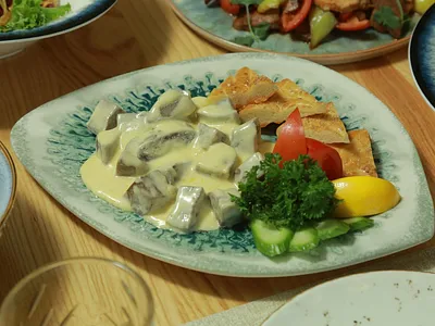 Язык сливочном соусе